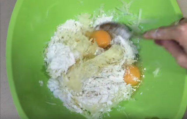 в картофель добавить специи, яйца и муку