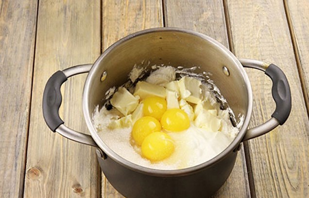 добавить яичные желтки, масло