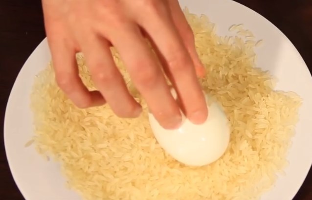 обвалять яйцо в рисе