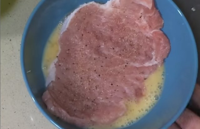 пласт мяса положить во взбитые яйца