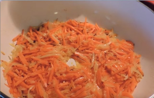 обжарить лук и морковь