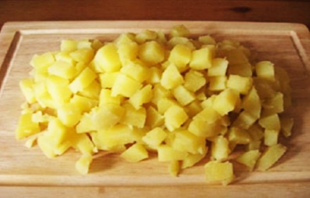 нарезать картофель кубиками