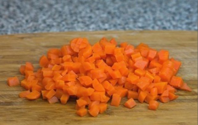 нарезать кубиками морковь