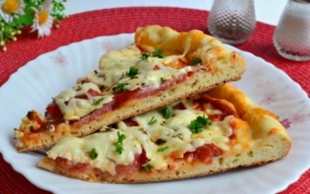 пицца с колбасой, помидорами и сыром