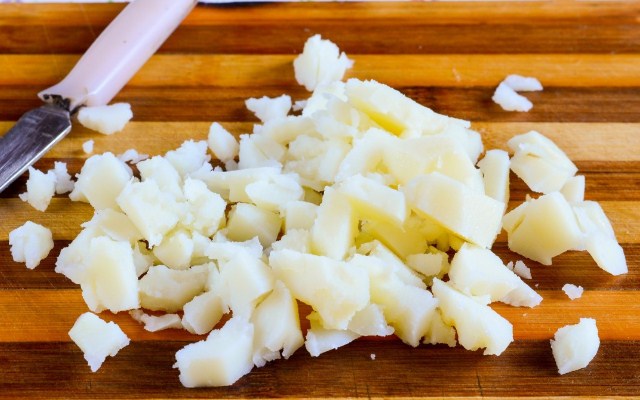 нарезать отварной картофель