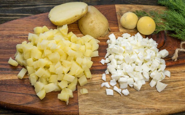 картофель и белок нарезать кубиками