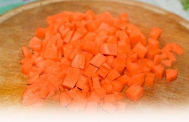 нарезать кубиками морковь