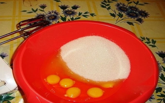 В миску разбить яйца, засыпать сахар