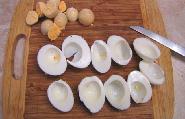 нарезать яйца