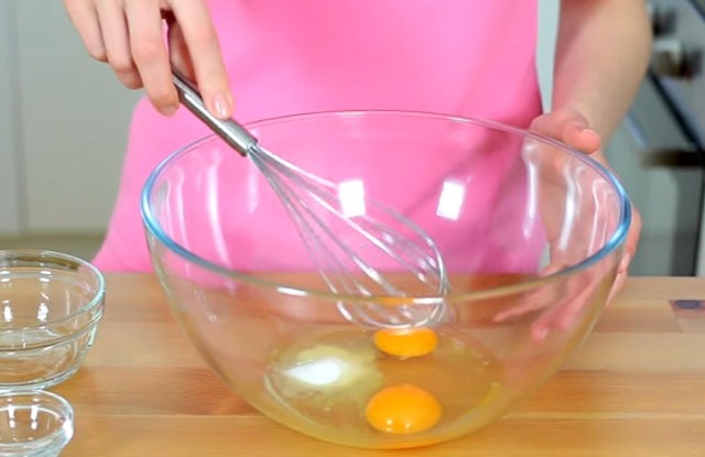 Взбить яйца с сахаром и солью