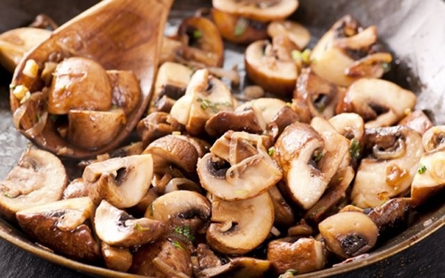 жарим грибы и лук