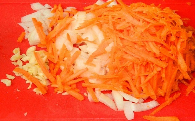 измельчить лук, морковь