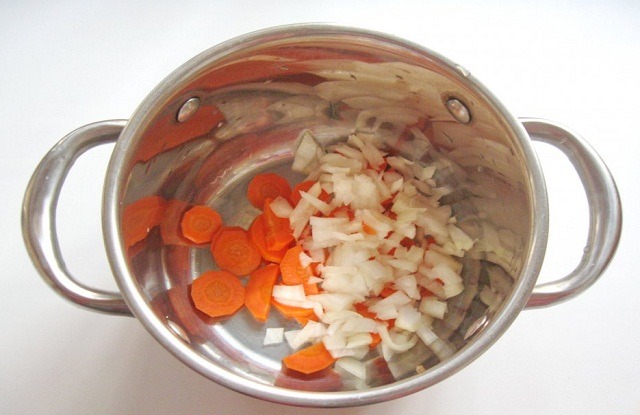 обжарить лук с морковкой
