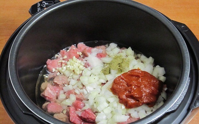 добавить чеснок, томатную пасту, специи, воду