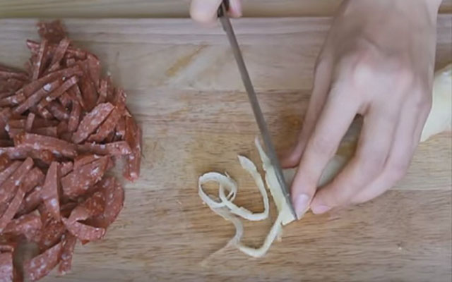 Нарезать копченую колбасу тонкой соломкой, далее нарезать яичный блинчик