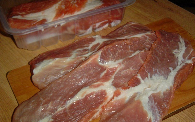 нарезать мясо на пластины