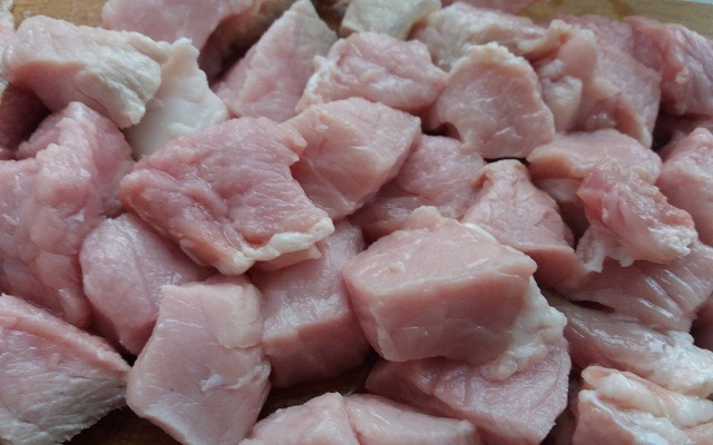 Гуляш из свинины — нарезать мясо