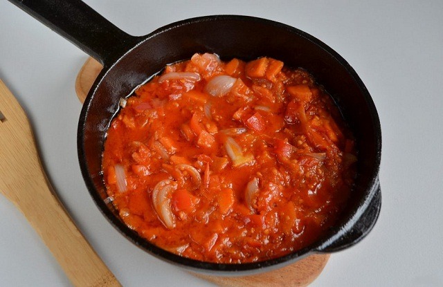 добавить помидоры, томат пасту