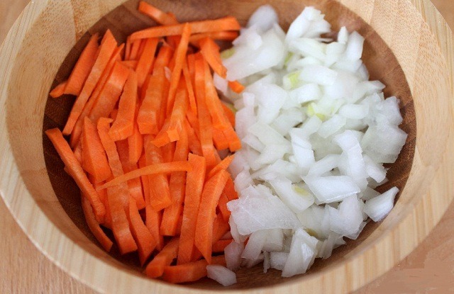 нарезать морковь, лук