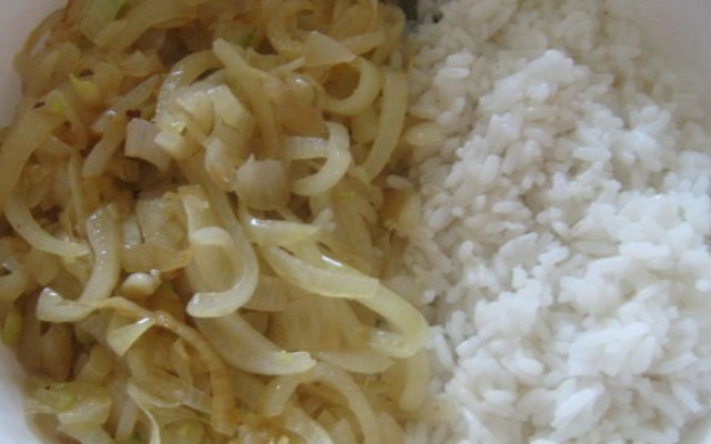 соединить обжаренный лук с рисом