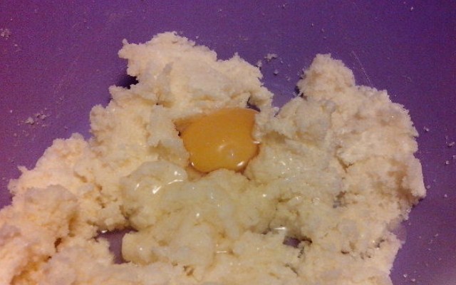 соединить масло соль и сахар с яйцом