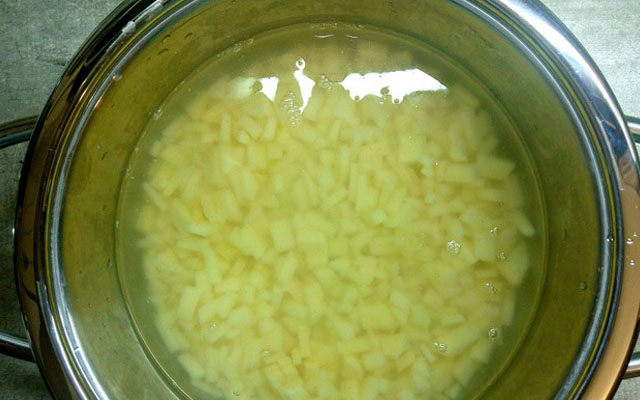 измельчённый картофель заливаем водой