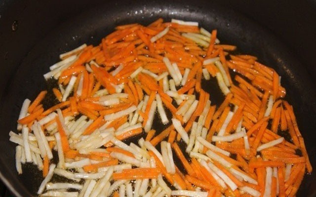 обжариваем морковь и сельдерей