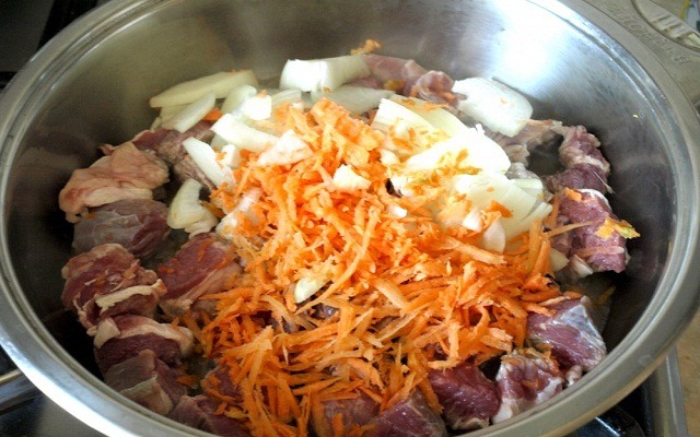обжарить мясо, лук, морковь