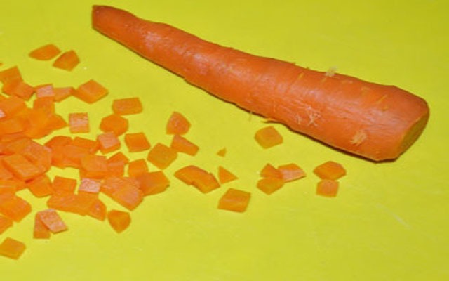 Очистить от кожуры морковь