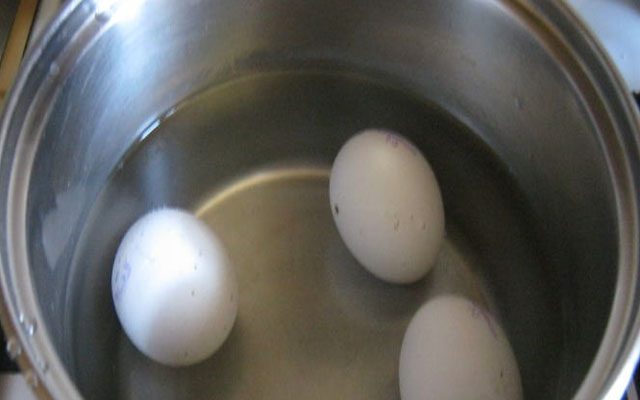 Отварить куриные яйца вкрутую