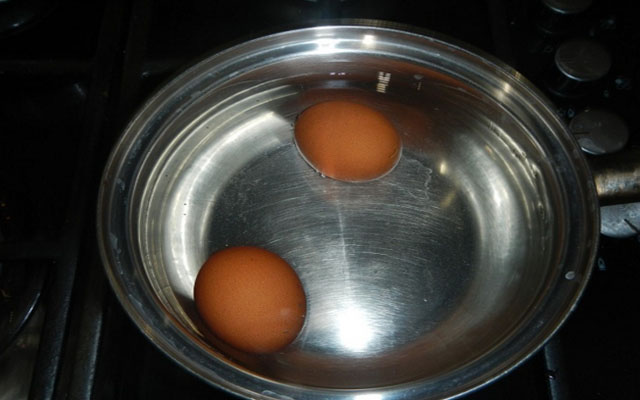 Яйца поставить варить