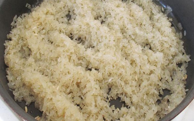 выложить рис в сковороду