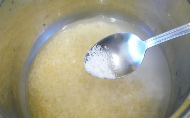 Высыпать рис в кипящую воду, добавить соли