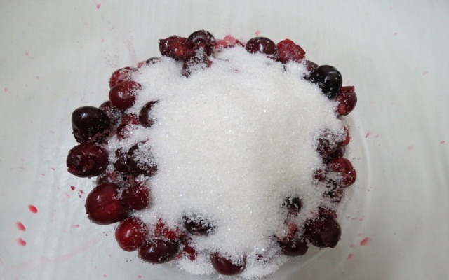 пересыпать ягоды сахаром