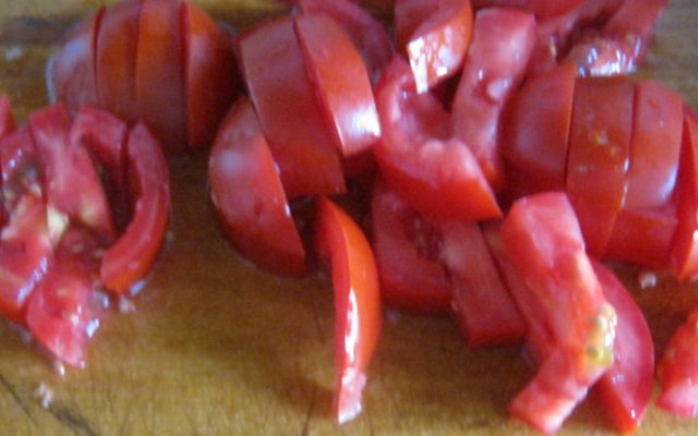 нарезать соломкой томаты