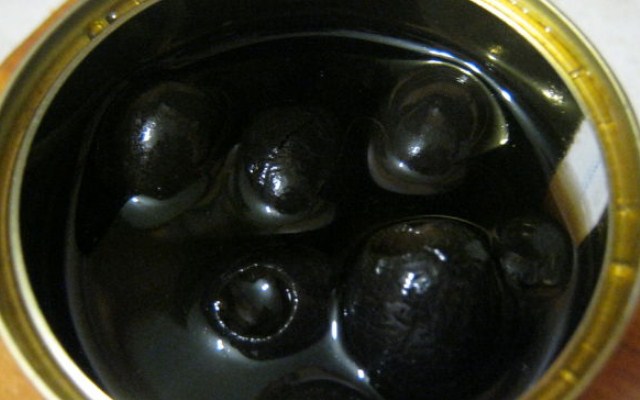 слить жидкость с маслин