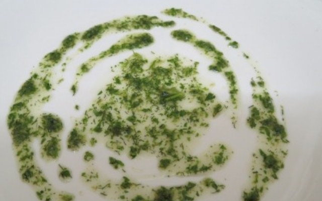 смазать тарелку маслом с зеленью