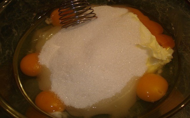 разбить яйца, добавить сахар, масло сливочное