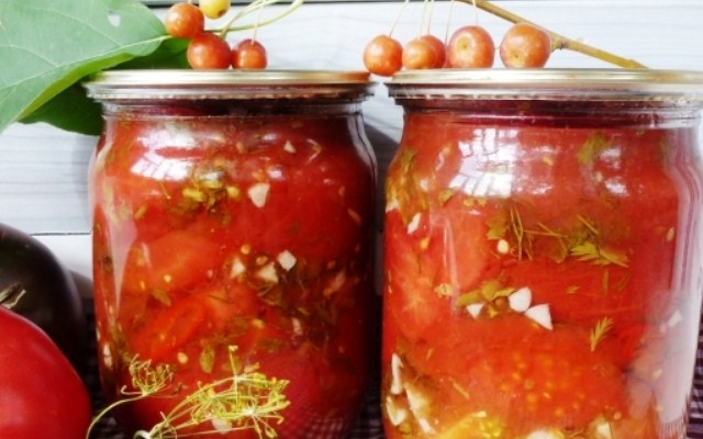 Ароматные помидоры с чесноком в томатном соке