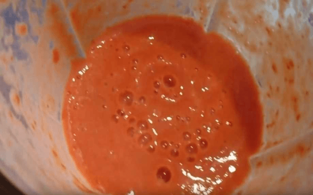 перемолоть томаты и чеснок