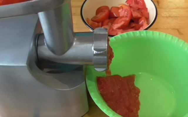 пропустить томаты через мясорубку