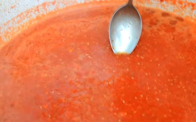 томатную массу довести до закипания