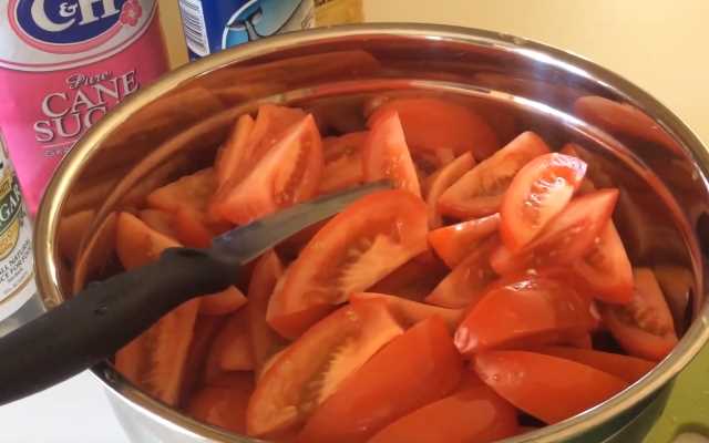 нарезать помидоры четвертинками