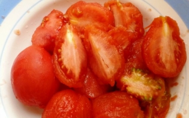 разрезать на дольки томат