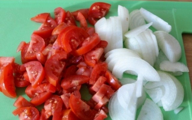 нарезать помидор и лук
