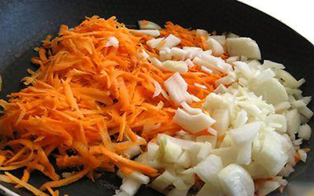 покрошить лук с морковкой