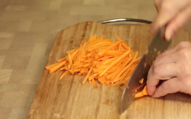 покрошить морковь соломкой