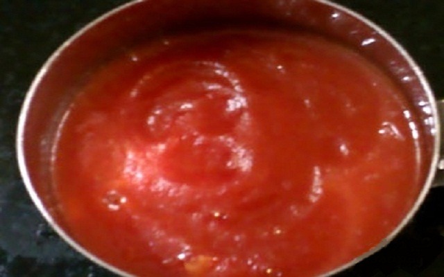 в томатный соус добавить соль, сахар, чеснок, масло