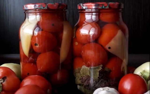 томаты в банке