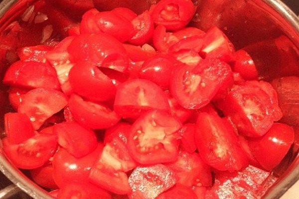 нарезать помидоры